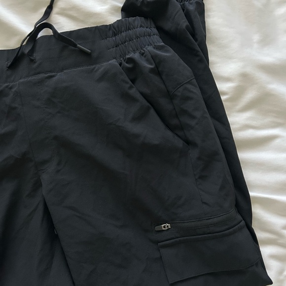 LIKE NEW All in Motion Women's Active Light Mid-Rise Cargo Joggers - Picture 4 of 8